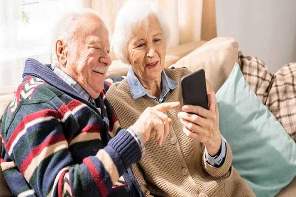 بهترین گوشی های مناسب برای سالمندان | معرفی 10 مدل برتر